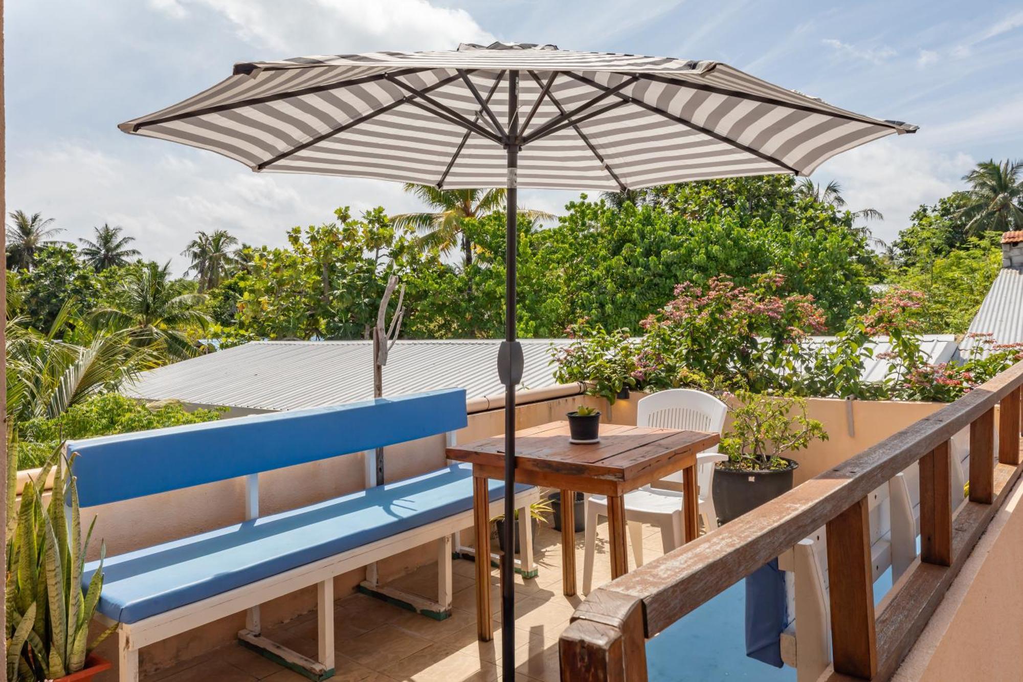 Nemo Inn Omadhoo Exterior photo
